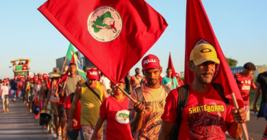 Essa pode! MST faz propaganda de cachaça sem metanol em feira agrária