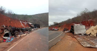Caminhão carregado de água mineral tomba em estrada baiana