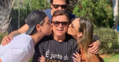 Chitãozinho surpreende ao fazer rara aparição com os três filhos; confira