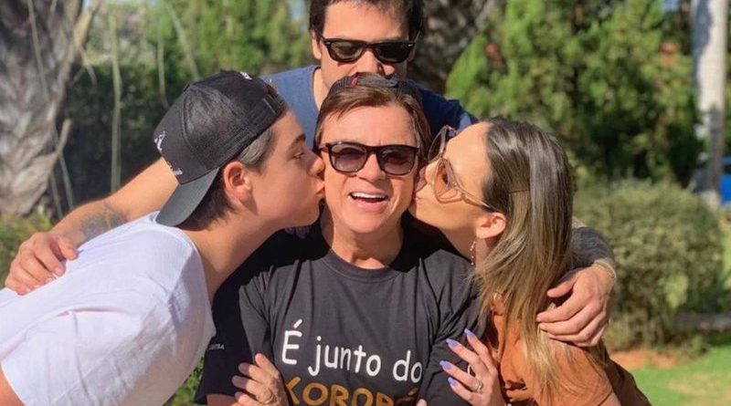 Chitãozinho surpreende ao fazer rara aparição com os três filhos; confira