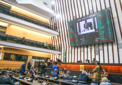 Obstrução de 17 horas empurra Alba para quarta-feira com empréstimo bilionário, TCE e PGE na pauta