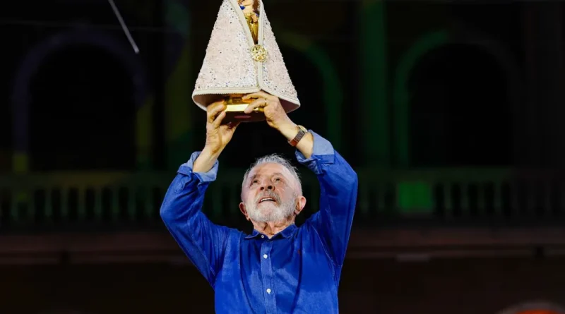 Lula cita polêmica sobre Nossa Senhora Aparecida e critica Flávio Bolsonaro em comício