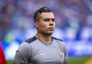 Jair Ventura recebe homenagem de torcedores após completar um ano no comando do Vitória